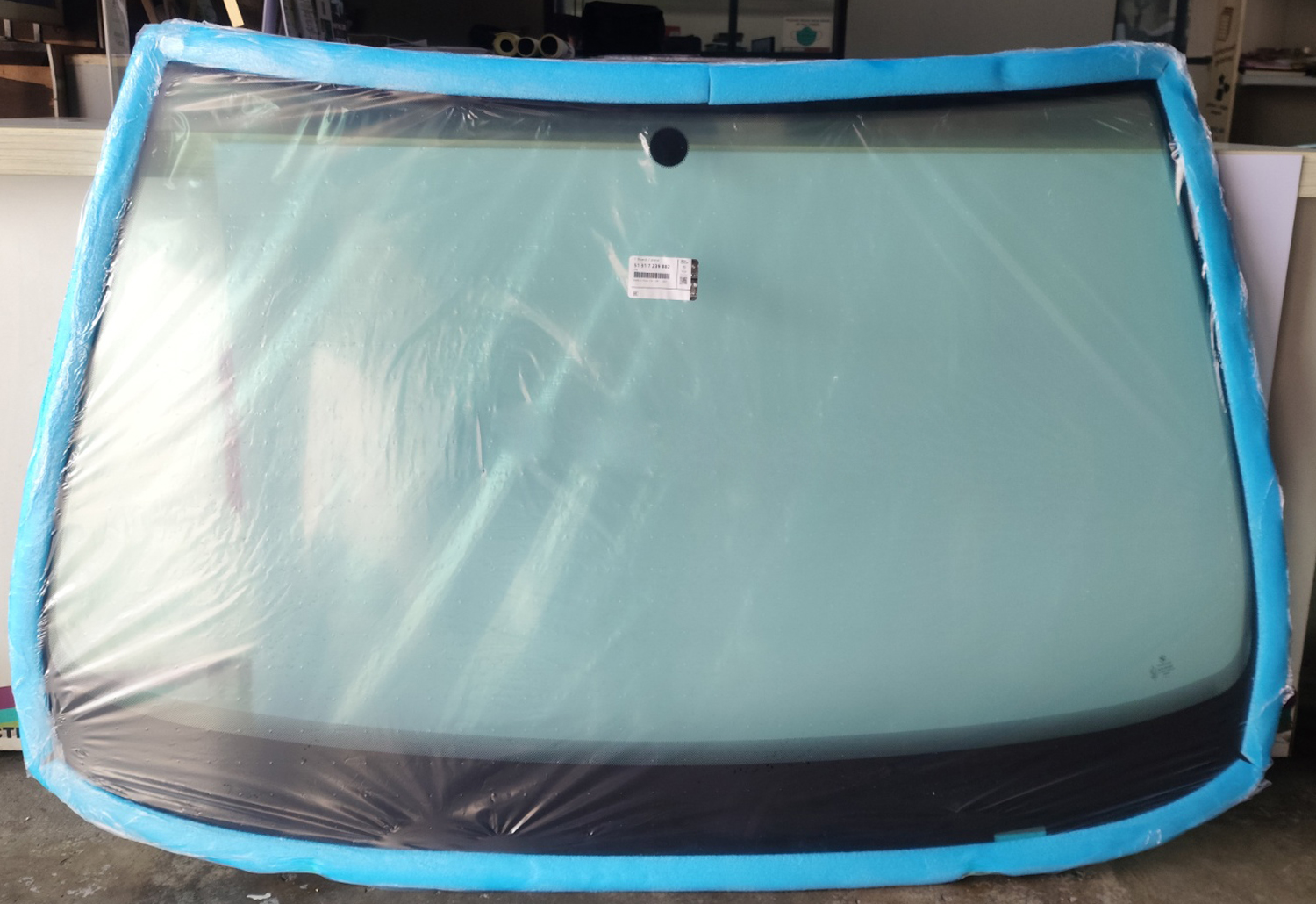 51318172406 WINDSHIELD FRONT - E39 97-03_0